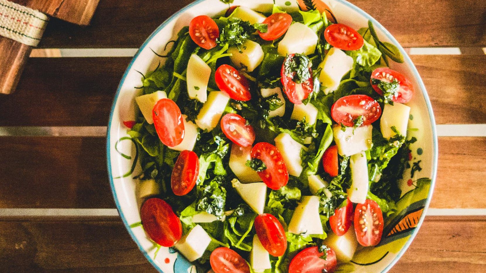 Healthy vegetable salad with cherry tomatoes and mix leaves